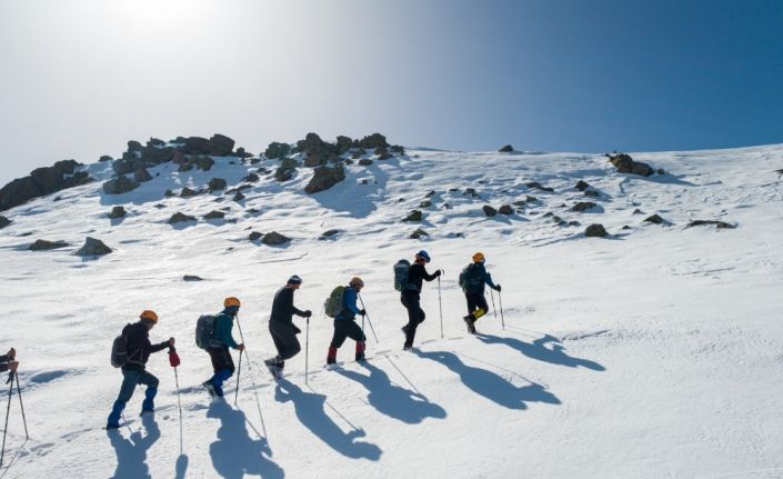 2 bin 552 rakımlı Yıldız Dağı’na tırmanan dağcılar, zirvede Türk bayrağını dalgalandırdı