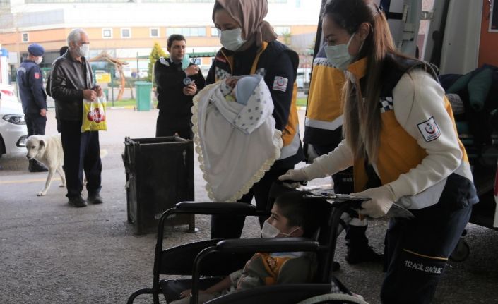 2 otomobil çarpıştı: 1’i bebek, 1’i çocuk 3 yaralı