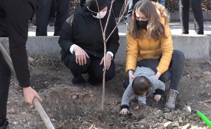 2 yaşındaki Hızır Efe babasının öldürdüğü annesi adına dikilen ağaca toprak atması yürekleri dağladı