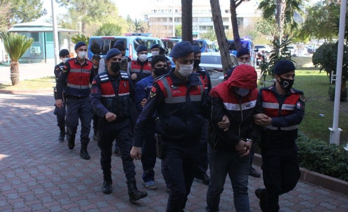 37’ si çocuk 176 göçmeni tekneyle Avrupa ülkelerine kaçırmaya çalışan 11 şüpheli adliyeye sevk edildi