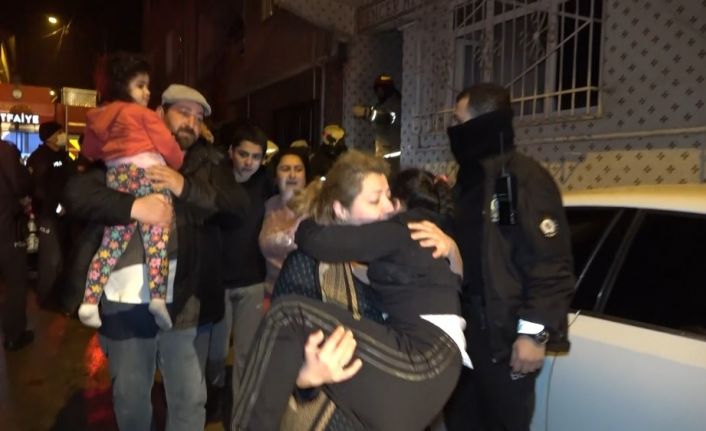 3 katlı apartmanda korkutan yangın: 5’i çocuk 8 kişi dumandan etkilendi
