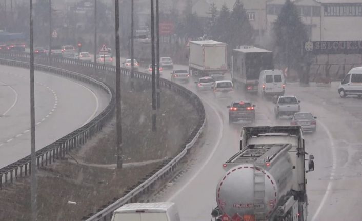 43 ilin geçiş güzergahında trafik yoğunluğu: Kar yağışı sürücüleri olumsuz etkiledi
