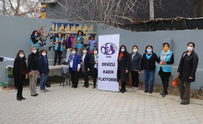 5 kadın öğretmen 107 yaşındaki Sümerolog Muazzez İlmiye Çığ’ın resmini duvara nakşetti