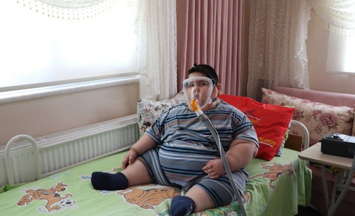 5 yaşında 90 kiloya ulaşan Yağız bebek, arkadaşlarıyla oynamak istiyor