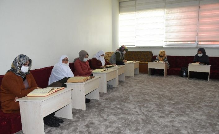 84 yaşındaki Hamide Nine Şahinbey Belediyesi’nin kurslarında Kur’an-ı Kerim öğrendi