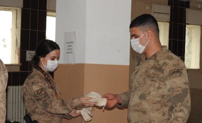 87 yaşındaki ninenin ördüğü çoraplar, Mehmetçiğe ulaştı