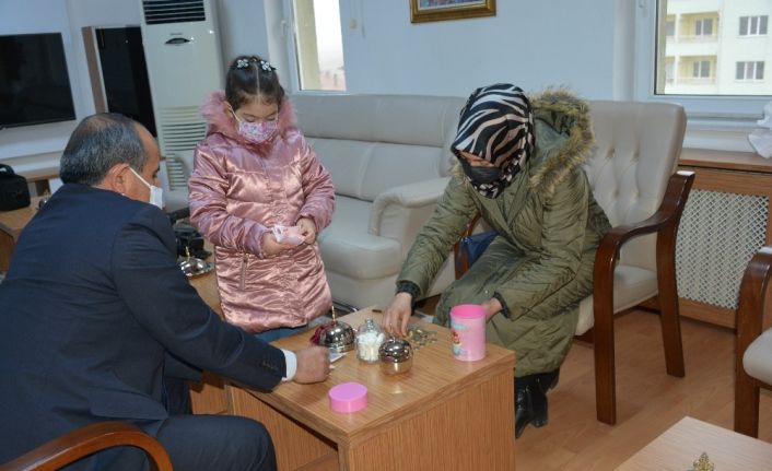 8 yaşındaki Mehlika, tablet almak için biriktirdiği parasını yetim çocuklara bağışladı