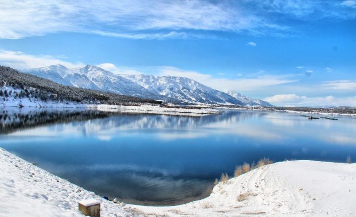 Adatepe Barajı doğal güzelliğiyle ilgi çekiyor