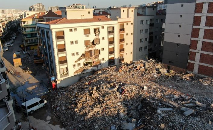 Ağır hasarlı bina yıkım esnasında çöktü: Hasar gören yandaki bina mühürlendi