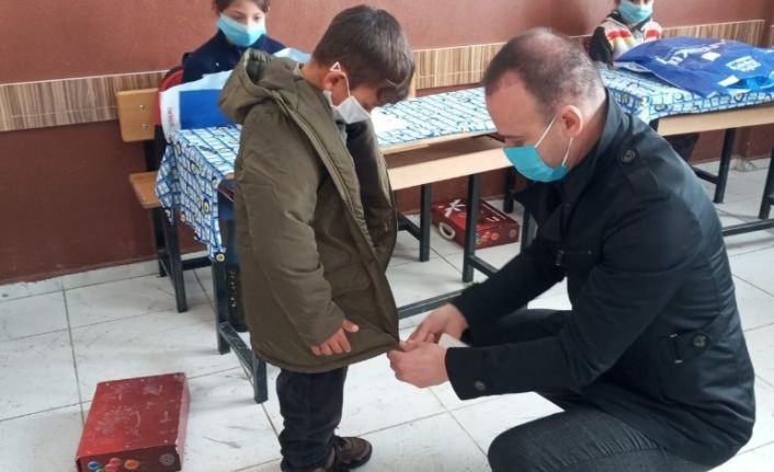 Ağrı Milli Eğitim Müdürü Tekin, ihtiyaç sahibi öğrencilere giyim yardımı dağıttı
