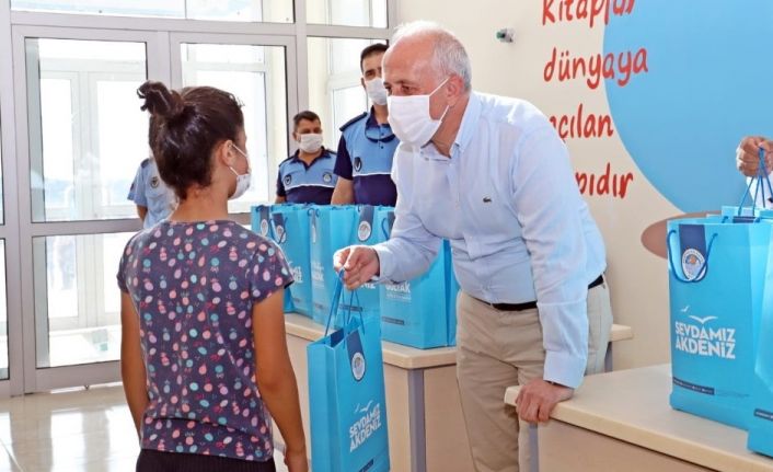 Akdeniz Belediyesi, 4 bin 500 öğrenciye ‘LGS Hazırlık Devam Seti’ dağıttı