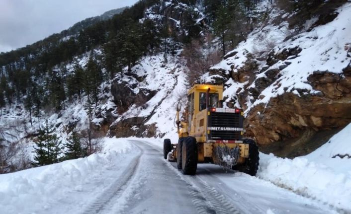 Alanya’da karla kapanan yollar açılıyor