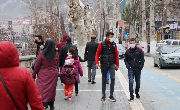 Amasya’da doğum günü kutlaması sonrası aynı aileden 13 kişi korona virüse yakalandı