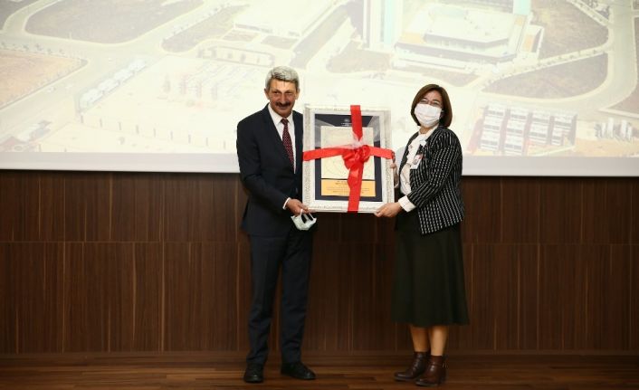 Ankara Şehir Hastanesi başarılı uygulamaları vesilesiyle 2 plaketle ödüllendirildi