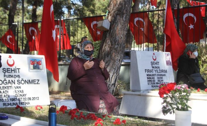 Antalya şehitliğinde duygusal anlar