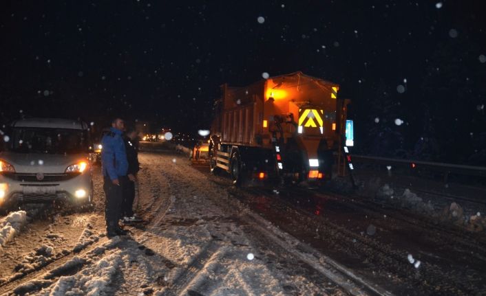 Antalya’da kar yağışı başladı Antalya-Konya karayolunda kar kalınlığı 20 santime ulaştı