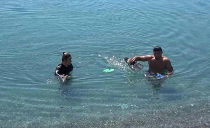 Antalya’da karlı dağların gölgesinde deniz keyfi