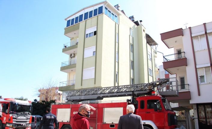 Antalya’da terasta korkutan yangın