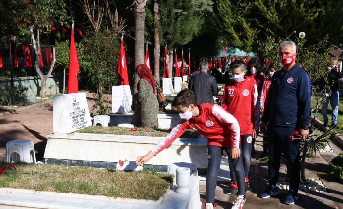 Antalyaspor U12 takımı 18 Mart sebebiyle Şehitliği ziyaret etti