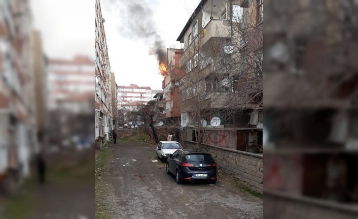 Apartman dairesinde çıkan yangın korkuttu