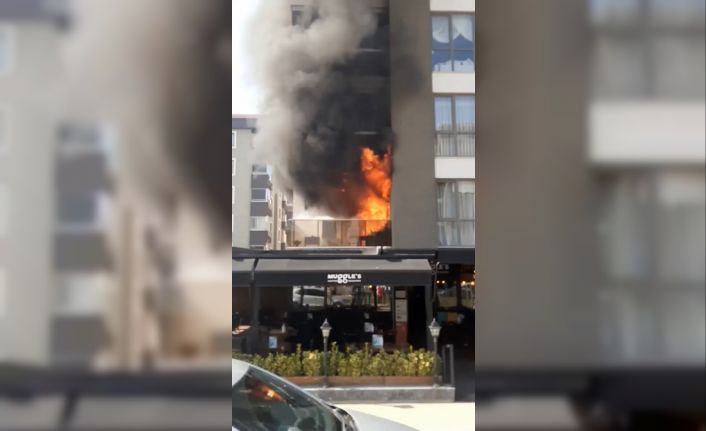 Apartmanda çıkan yangında dumanlar binayı sararken, altında bulunan kafedeki vatandaşlar korku dolu anlar yaşadı