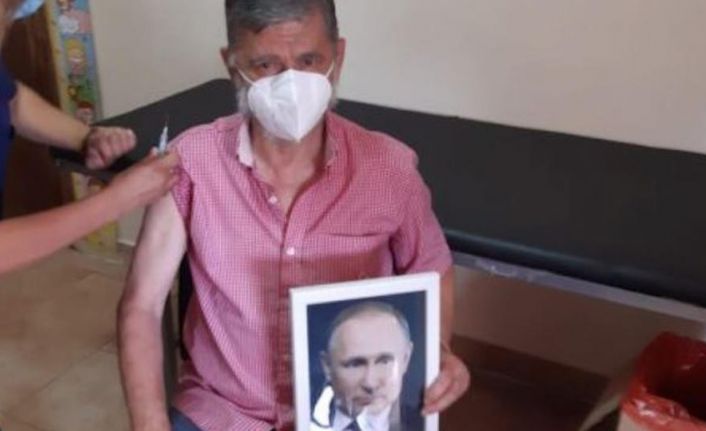 Arjantin’de Roque Perez Belediye Başkanı, elinde Putin portresiyle aşı oldu