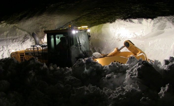 Artvin’in Macahel bölgesinde karla ve çığla mücadele gece gündüz devam ediyor