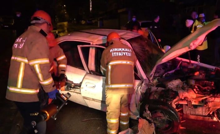 Aşırı hız yapan otomobil duvara çarptı: Ekipler sürücüyü kurtarmak için zamanla yarıştı