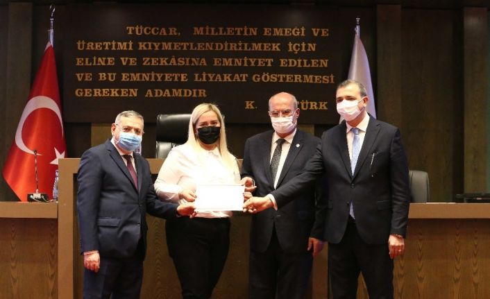 ATO’nun emlak danışmanlığı eğitimini tamamlayan katılımcılar sertifikalarını aldı