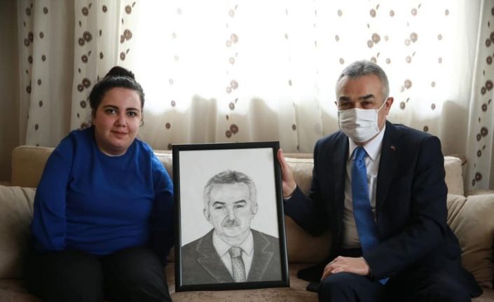 Ayağı ile çizdiği kara kalem portreyi Milletvekili Savaş’a hediye etti