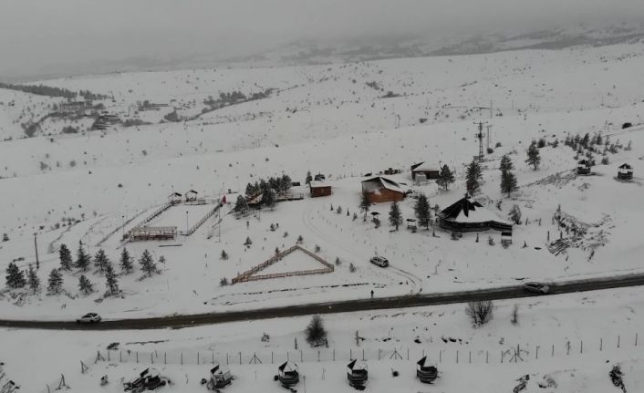 Baharı beklerken kış geri geldi: Dinek Dağı beyaz örtüyle kaplandı