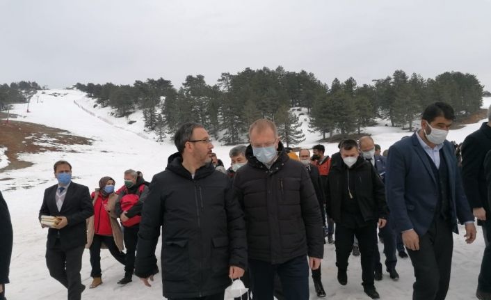 Bakan Kasapoğlu, Murat Dağı Termal Kayak Merkezi’ni ziyaret etti