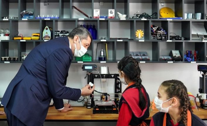 Bakan Ziya Selçuk: “Çocuklarımızın ellerini kullanmalarına fırsat vererek teori ve pratiği birleştirmek istiyoruz”