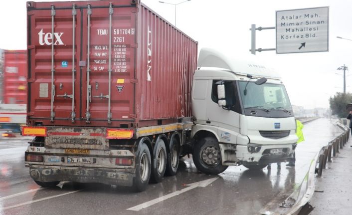 Bariyerlere çarpan tırın sürücüsü burnu bile kanamadan kurtuldu