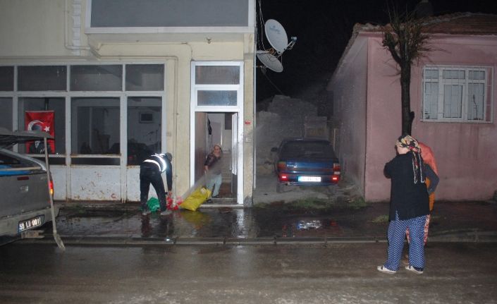 Basınca dayanamayan boru patladı, fışkıran su yaşlı kadını isyan ettirdi: “Yangın var diye bağıracağım şimdi”