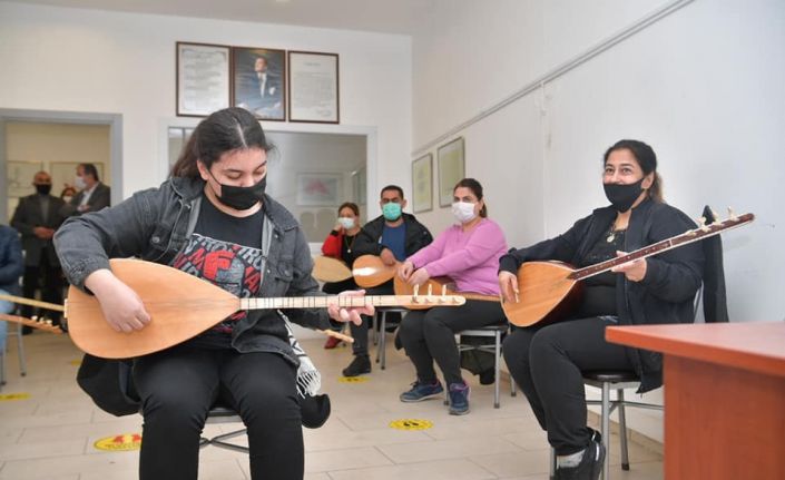 Başkan Çetin kursiyerlerle türkü söyledi