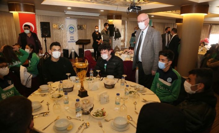 Başkan Kurt şampiyon atletlerle buluştu