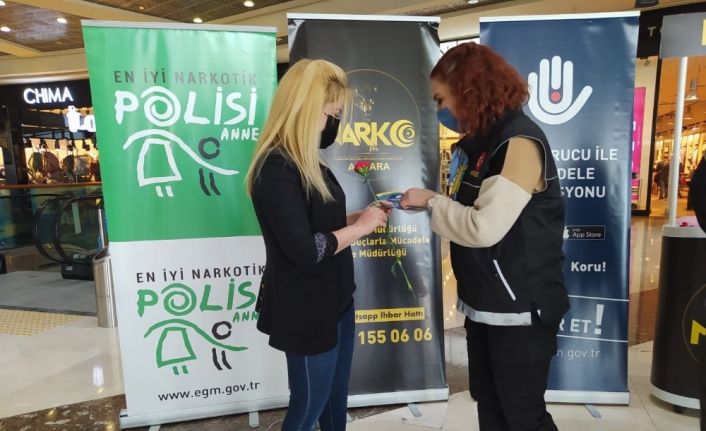 Başkentte alışveriş merkezine ’En İyi Narkotik Polisi Anne’ standı açıldı