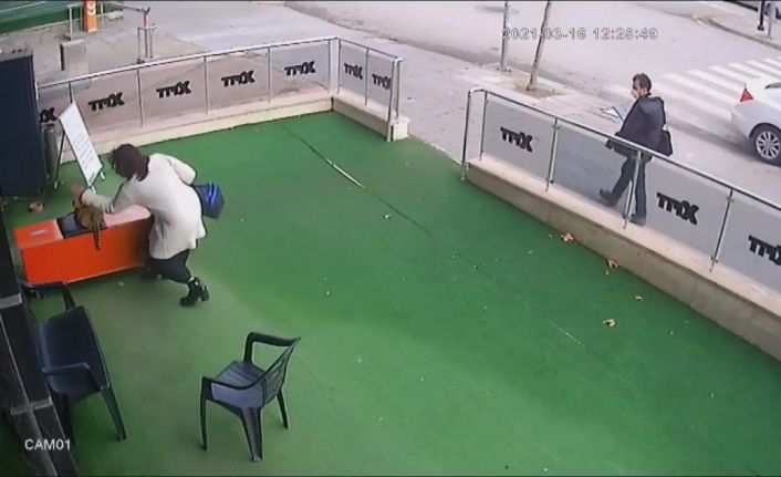 Başkent’te bir kadın hamile kediye önce vurdu sonra da elindeki çantayı fırlattı