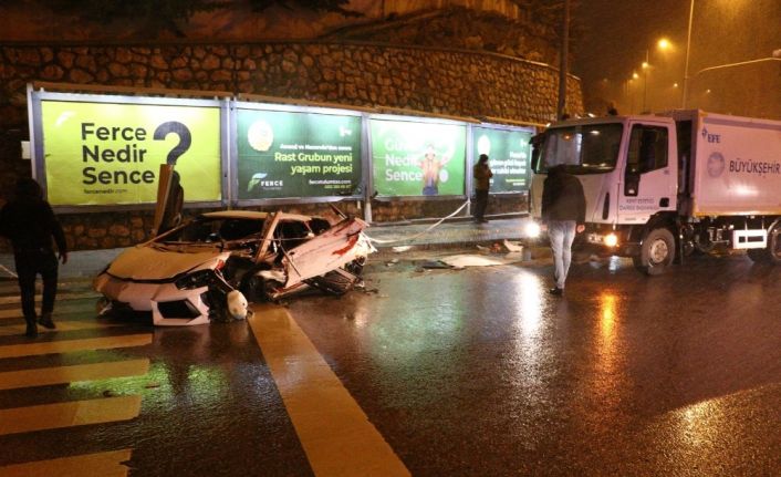 Başkent’te lüks otomobil kar küreme aracına çarparak hurdaya döndü: 2 yaralı