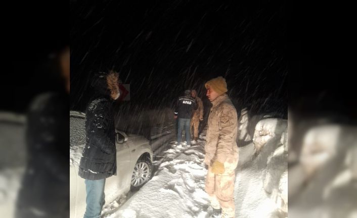 Bayburt’ta karda mahsur kalan 3 kişi AFAD ve jandarma ekiplerince kurtarıldı