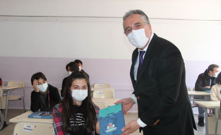 Belediye Başkanı Savran, mezun olduğu okulda öğrencilere deneme sınav seti dağıttı