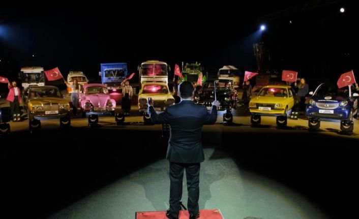 Belediye hizmet araçları ve nostaljik arabaların kornaları ile İstiklal Marşı’nı çaldılar