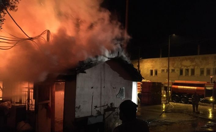 Bıçkı atölyesi alevlere teslim oldu