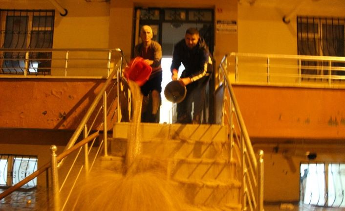 Bingöl’de şiddetli yağış hayatı felç etti...Yollar göle döndü, evleri su bastı