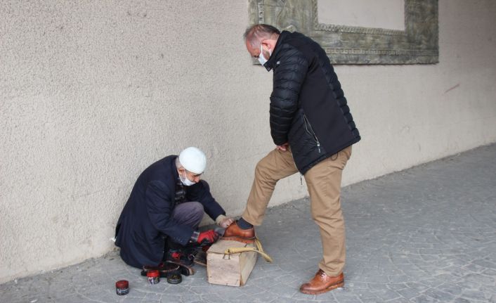 Bir boya sandığı, tek gözü görmeyen baba, 5 kişilik aile