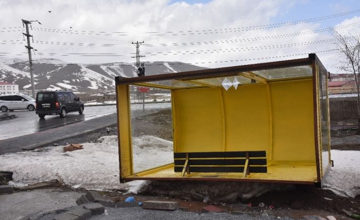 Bitlis’te fırtına çatıları uçurdu