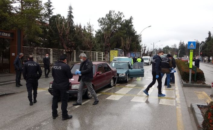 Boşanma aşamasındaki eşinin içerisinde bulunduğu araca silahla ateş açtı: 1 yaralı