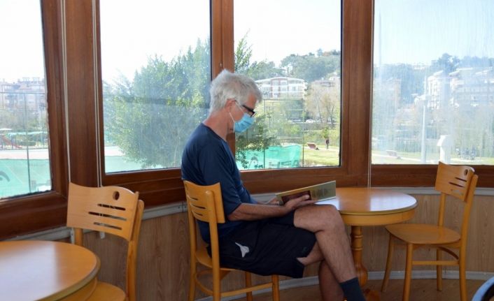 Bu kafede kitap okuyana çay ücretsiz