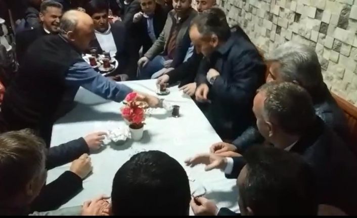 Bu kıraathaneye gelenler önce şok oluyor, sonra kahkahayı basıyor